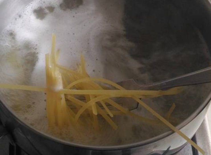 Scolateli due minuti prima della fine della cottura e trasferiteli nella padella con il condimento, aggiungendo un mestolo di acqua di cottura per creare l’emulsione. Spegnete il fuoco e servite subito!