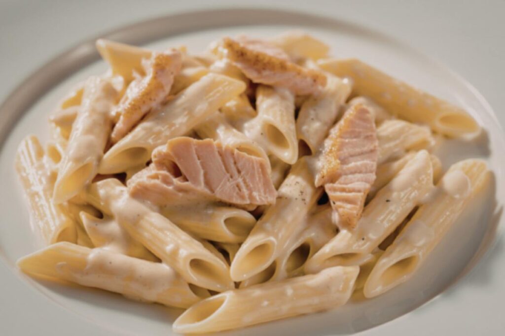 piatto di pasta con tonno e philadelphia