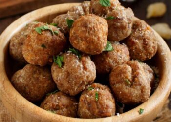 polpette senza uova in una ciotola di legno