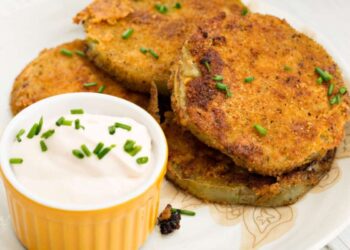 pomodori fritti su tagliere