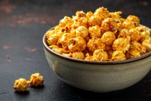 ciotola di popcorn caramellati