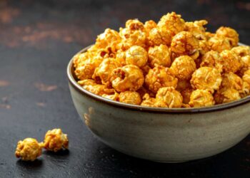 ciotola di popcorn caramellati