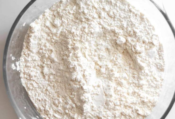 Prendiamo una ciotola e iniziamo a versare la farina insieme al parmigiano grattugiato, poi uniamo anche il lievito e un pizzico di sale e pepe;