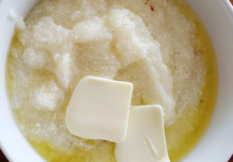 Iniziamo lasciamolo ammorbidire il burro a temperatura ambiente, quindi riversiamo in una ciotola e uniamo lo zucchero. Mescoliamo fino ad ottenere un composto sabbioso;