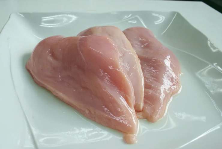 Sistemiamo le fettine di petto di pollo su di un tagliere e andiamo a inciderle sul lato, creando una sorta di tasca in cui infilare gli ingredienti del ripieno;