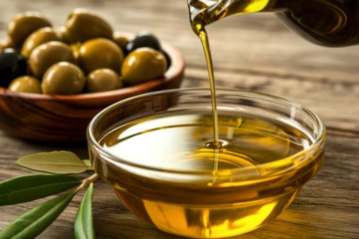 Iniziamo riversando un filo generoso di olio di oliva in una ciotola e andiamo ad aromatizzarlo a nostro gusto: rosmarino, timo, una spolverata di aglio in polvere, ciò che più ci piace. Amalgamiamo l’emulsione;