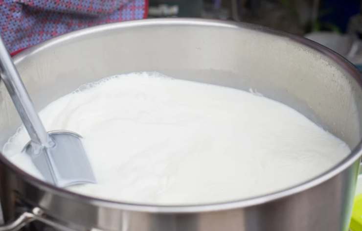 Intanto scaldiamo il latte in un tegame fino a sfiorare il bollore. Setacciamo nei tuorli la farina usando un frullino per amalgamare e poi accorpiamo anche il latte e la vanillina e spostiamoci sul fuoco;