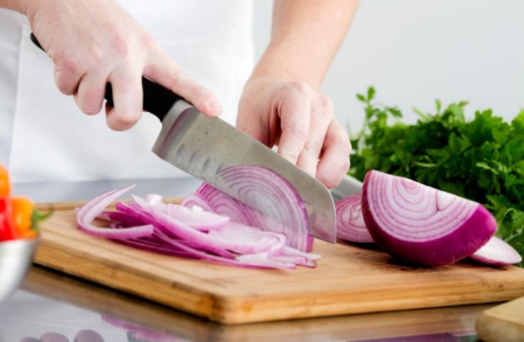 Per prima cosa sbucciamo e tagliamo le cipolle a fettine o pezzetti, come preferiamo. Andiamo a sistemarle in padella con un filo d’olio d’oliva e lasciamo cuocere col coperchio per una decina di minuti;