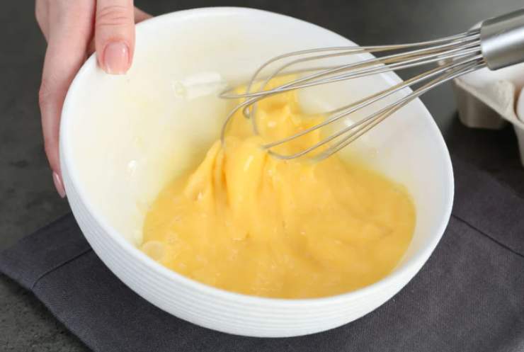 In una ciotola rompiamo le uova e aggiungiamo il pizzico di sale, uno di pepe di pepe e i due cucchiai di parmigiano grattugiato. Versiamo la tazzina di latte nel composto e iniziamo a sbattere il tutto con una forchetta o una frusta a mano;