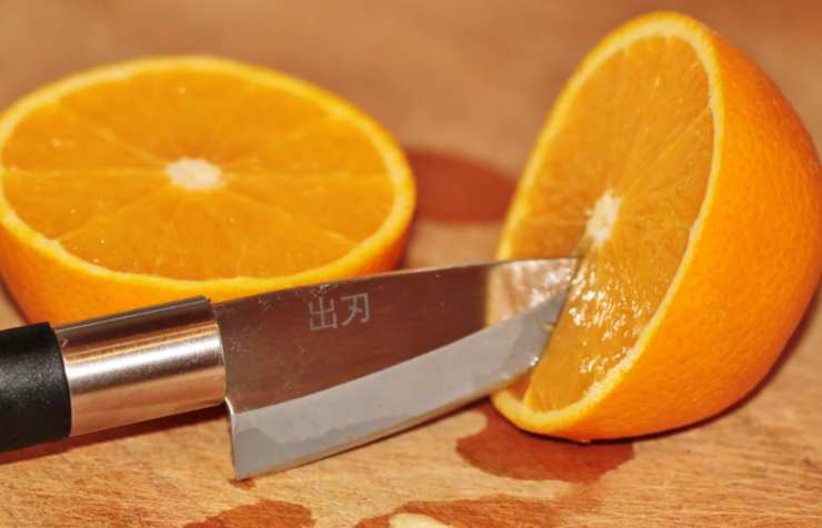 Laviamo l’arancia, grattugiamo la buccia e spremiamo il succo, quindi filtriamolo;