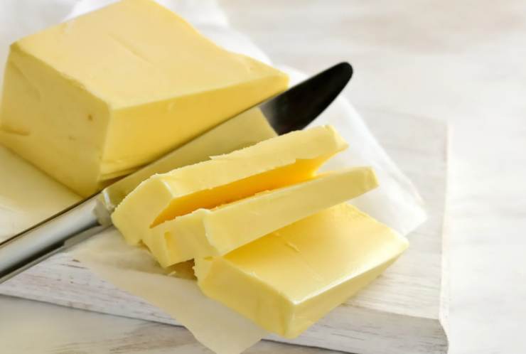 Intanto riversiamo la panna per dolci in un tegame e al suo interno uniamo il burro, anche questo tagliato a pezzi;