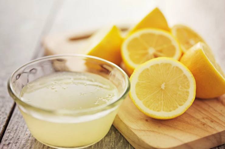 Iniziamo preparando una ciotola capiente piena d’acqua fredda e qualche fetta di limone, quindi passiamo a pulire i carciofi togliendo le foglie dure esterne per arrivare al cuore ed eliminare le punte;
