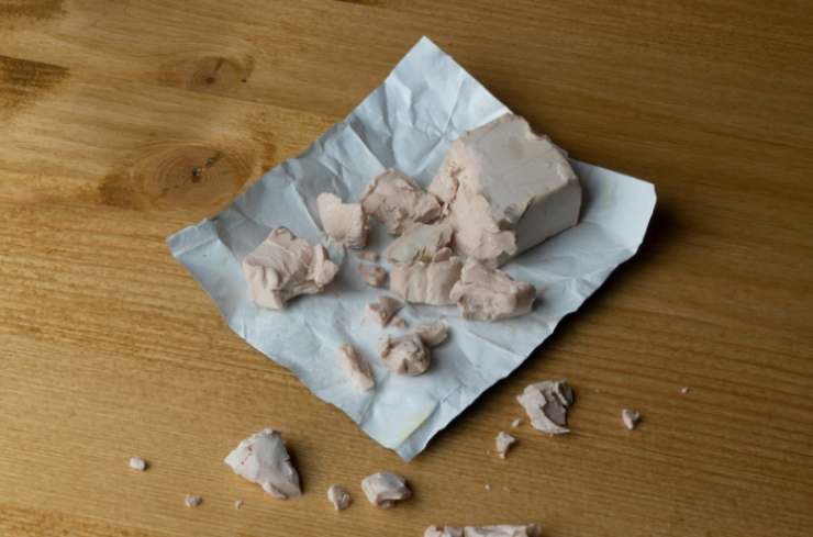 Iniziamo sciogliendo il lievito nel latte appena intiepidito insieme con un cucchiaino di zucchero, quindi lasciamo riposare qualche minuto finché non si attiva;