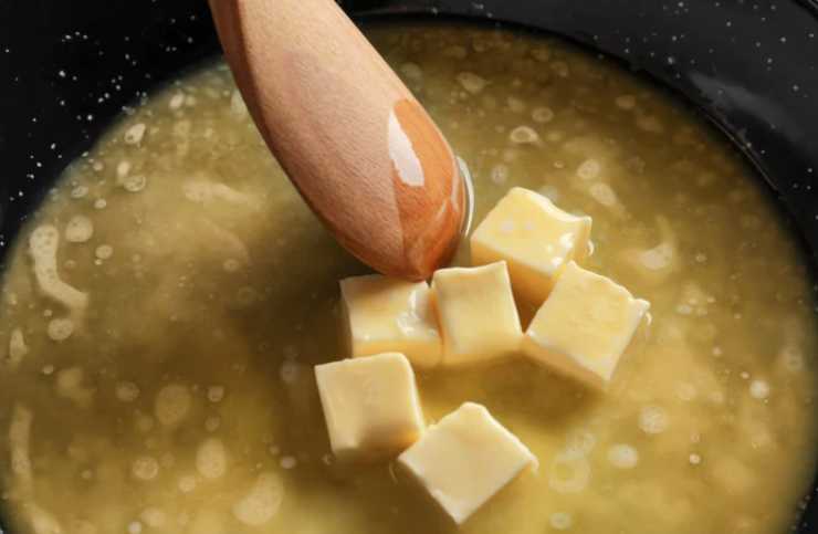 Iniziamo sciogliendo il burro a bagnomaria o nel microonde e lasciamo intiepidire;