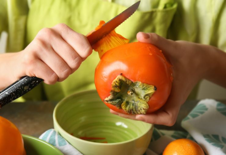 Iniziamo dalla frutta: puliamo i cachi togliendo il picciolo e con un cucchiaio estraiamo tutta la polpa facendo attenzione a eliminare eventuali semi o filamenti;