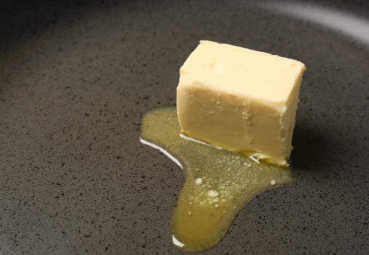 Iniziamo sciogliendo il burro a bagnomaria e lasciamo raffreddare. Intanto in una ciotola rompiamo l’uovo e lavoriamo insieme allo zucchero con un frullino fino a ottenere un composto spumoso;