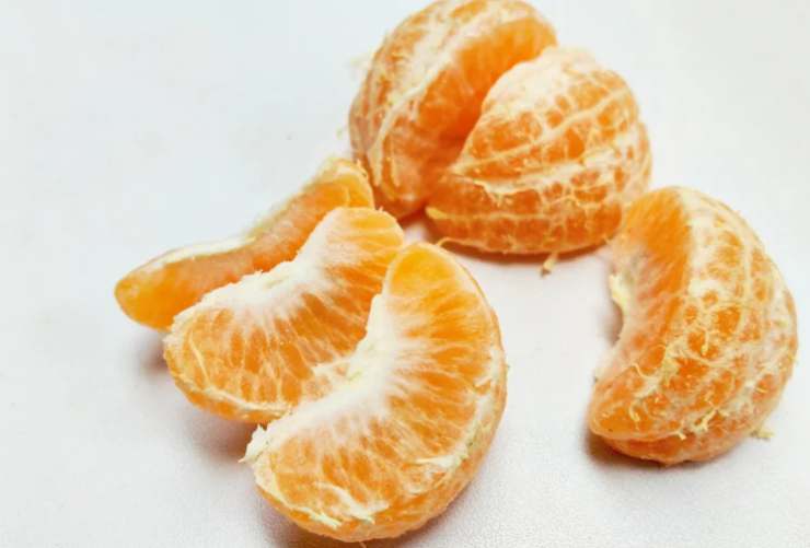 Iniziamo sbucciando i nostri mandarini e dividendoli a spicchi, quindi eliminiamo semi interni se sono presenti. Riversiamo in un frullatore e uniamo lo yogurt o, se non ne abbiamo uno, usiamo un frullino a immersione per iniziare a ridurre in crema;