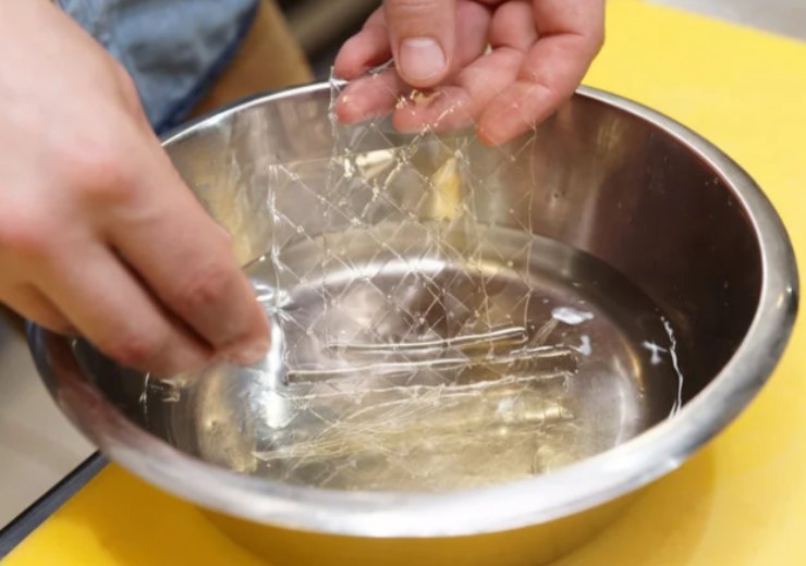 Iniziamo mettendo i fogli di gelatina in una ciotola con acqua fredda per ammollarli. Intanto andiamo a incidere il baccello di vaniglia per prelevare i semi;