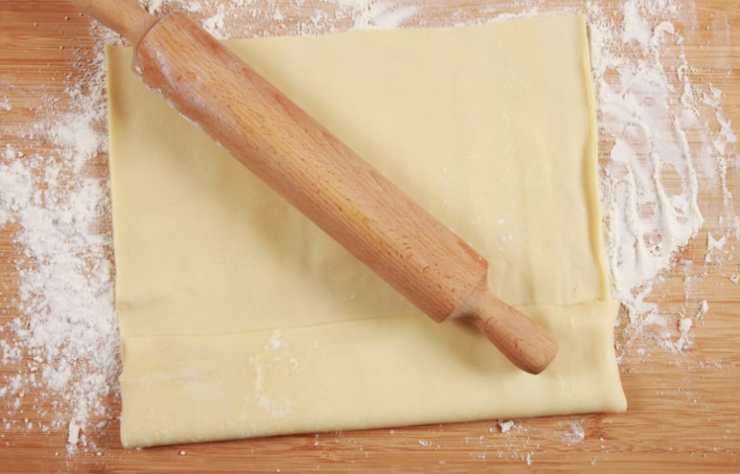 Iniziamo stendendo il nostro rotolo di sfoglia in una teglia foderata con carta da forno. Andiamo quindi a lavare i pomodorini e tagliamoli a metà per poi insaporirli con un filo d’olio d’oliva, sale, pepe e aromi a scelta;