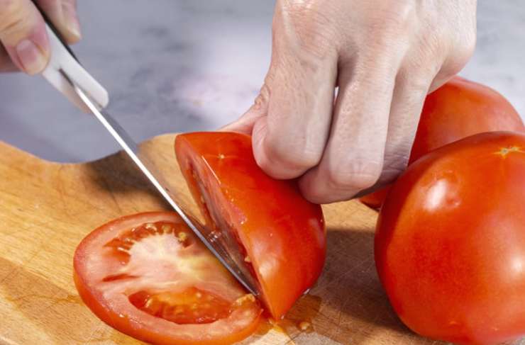 Iniziamo lavando i pomodori, asciughiamo con un canovaccio e tagliamo a fette spesse circa un centimetro. Prendiamo tre ciotole capienti e dividiamo gli altri ingredienti: nella prima versiamo la farina 00, nella seconda sbattiamo le uova con un pizzico di sale e pepe, e nella terza mescoliamo la farina di mais con gli aromi che abbiamo scelto;