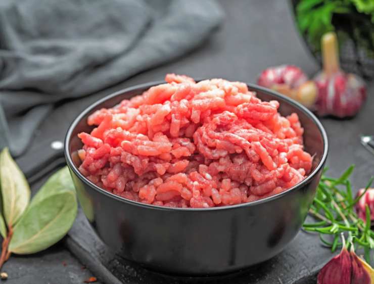 In una ciotola versiamo la carne macinata e andiamo ad unire gli aromi scelti (io userò del prezzemolo), il parmigiano grattugiato, sale e pepe e infine l’uovo. Amalgamiamo per ottenere un composto omogeneo;