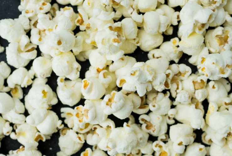 Iniziamo riversando un filo d’olio d’oliva in una pentola dai bordi alti e versando all’interno i chicchi di mais. Copriamo con un coperchio e lasciamo scaldare, i popcorn inizieranno a scoppiare (scuotiamo la pentola di tanto in tanto senza mai togliere il coperchio);