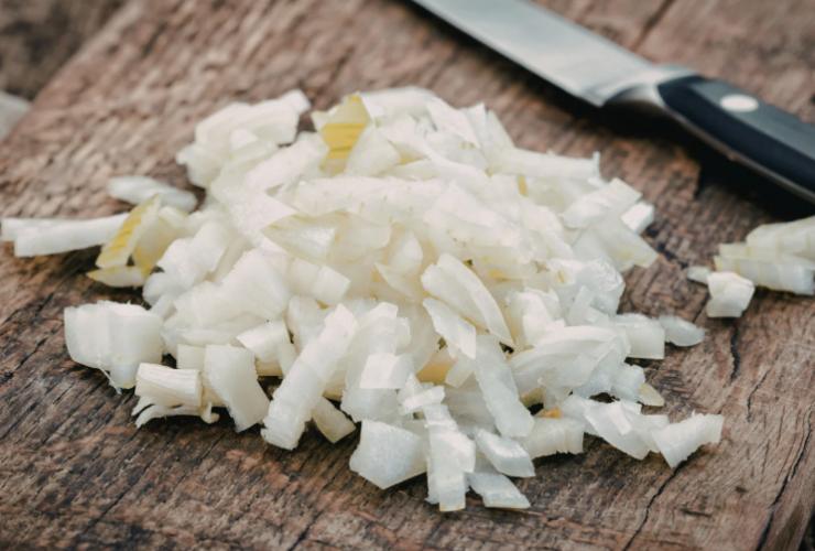 Iniziamo tritando la mezza cipolla e riversiamone metà in un tegame capiente e l’altra metà in una padella antiaderente;