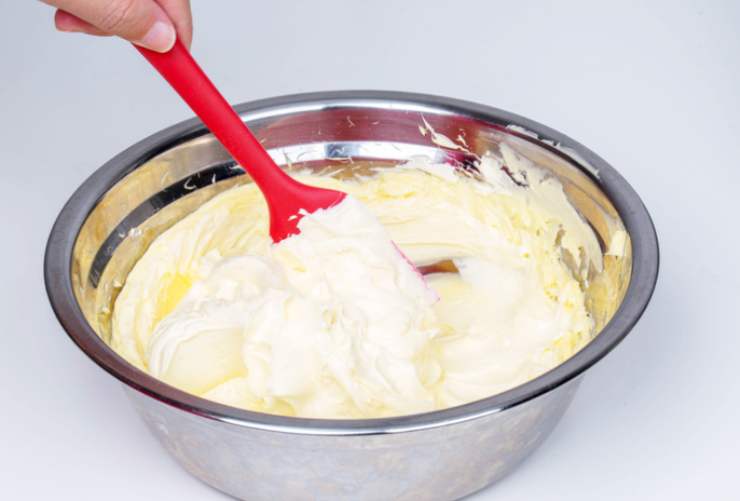 Iniziamo lavorando il burro morbido con lo zucchero e i semi del baccello di vaniglia, montando il tutto con le fruste o un frullino finché non otteniamo una crema spumosa. Uniamo le uova una alla volta e aggiungiamo anche il pizzico di sale per esaltare i sapori.