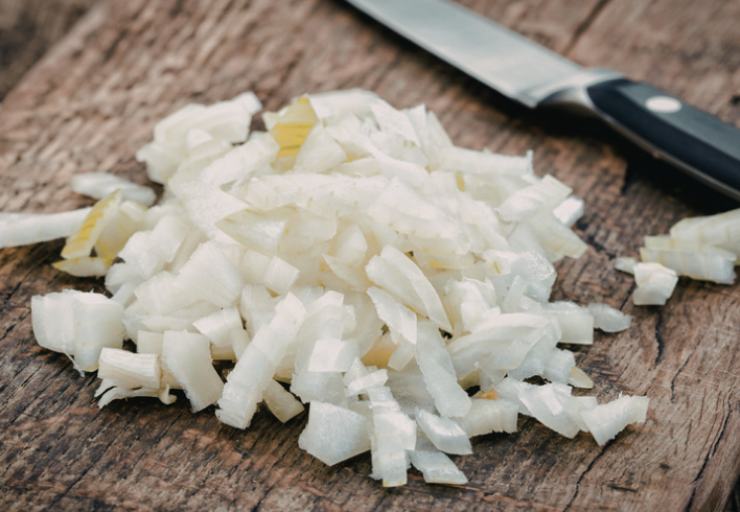 Iniziamo tritando la cipolla e riversandola in una padella capiente con un giro abbondante di olio d’oliva. Lasciamo dorare e uniamo il riso, tostiamo per qualche minuto e accorpiamo la birra, lasciando evaporare;