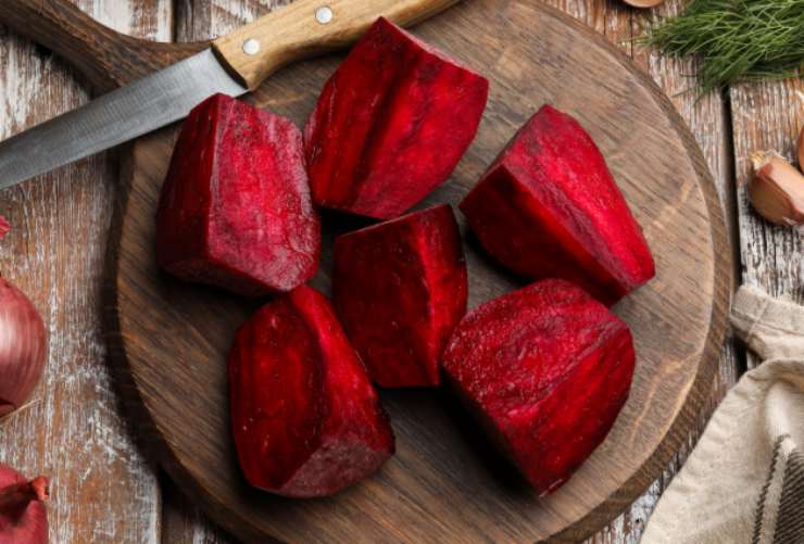 Iniziamo dalla base cremosa del nostro piatto: prendiamo le barbabietole precotte, tagliamole a cubetti e frulliamole con un mestolo di brodo caldo per ottenere una crema senza grumi;&nbsp;