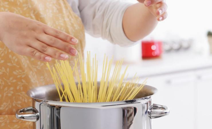 Mettiamo a bollire una pentola capiente di acqua salata e, quando arriva a ebollizione, caliamo i nostri spaghetti;