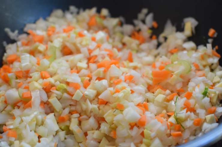 Iniziamo riversando in un tegame un giro generoso di olio d’oliva e unendo il trito di carote, sedano e cipolle. Lasciamo rosolare e, intanto, prepariamo il brodo (possiamo scegliere quello che preferiamo o usare un semplice dado;