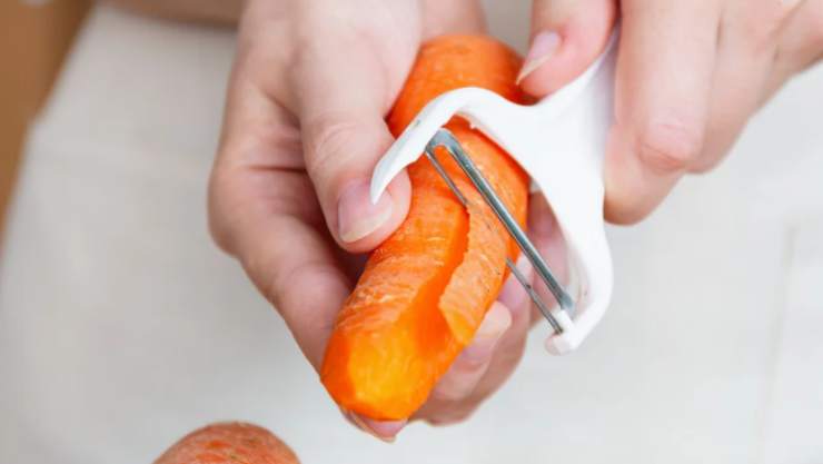 Iniziamo lavando e pelando le carote, quindi andiamo a tagliarle a fiammiferi (se volete ottenere gli stick, ma potete anche farle a rondelle);