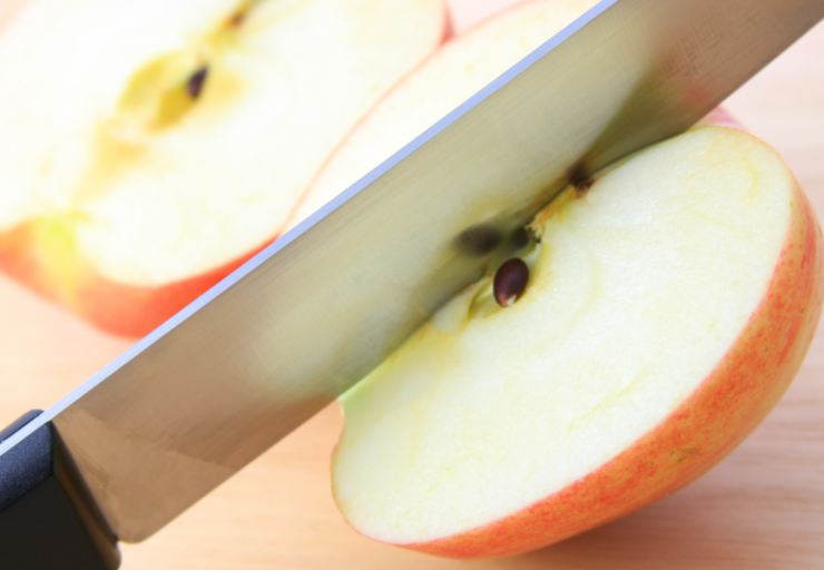 La prima cosa da fare è lavare e sbucciare le mele, quindi tagliarle a pezzetti. Andiamo a riversare in un frullatore e uniamo il succo di limone;