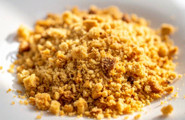 Andiamo a riversare i biscotti in un frullatore e riduciamoli in briciole: attenzione, non esageriamo trasformandoli in polvere;