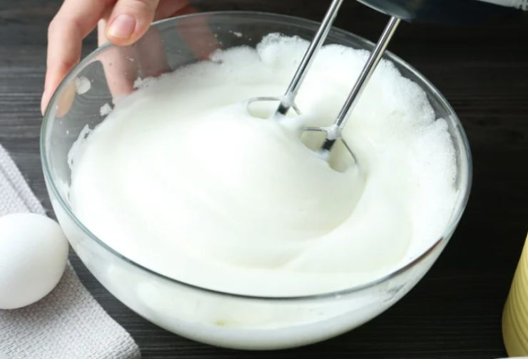Iniziamo andando a riversare gli albumi in una ciotola e usiamo un frullino per montare a neve: dovranno essere fermi e spumosi;