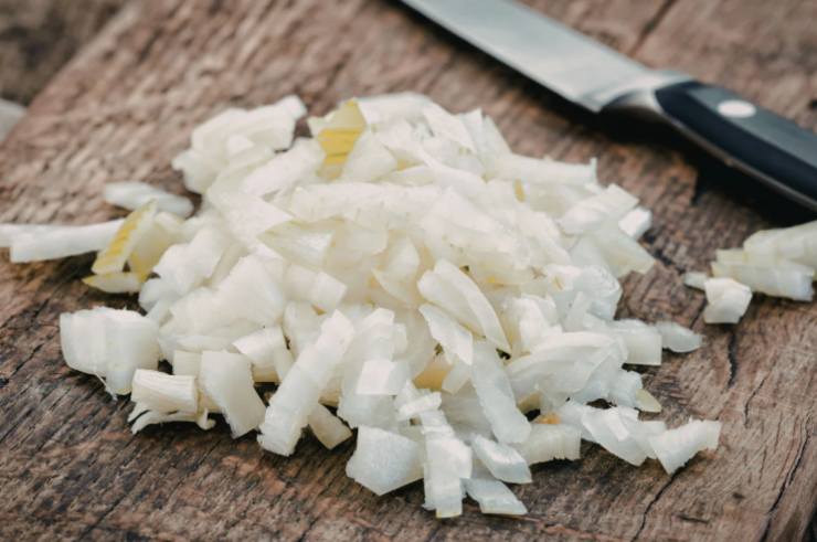 Iniziamo sbucciando le cipolle e tagliandole a fettine sottili. In un tegame facciamo sciogliere il burro a fiamma dolce e aggiungiamo le cipolle, lasciandole appassire per venti o trenta minuti finché non diventano tenere e dorate;