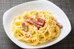 piatto di spaghetti con pancetta
