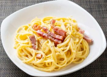 piatto di spaghetti con pancetta