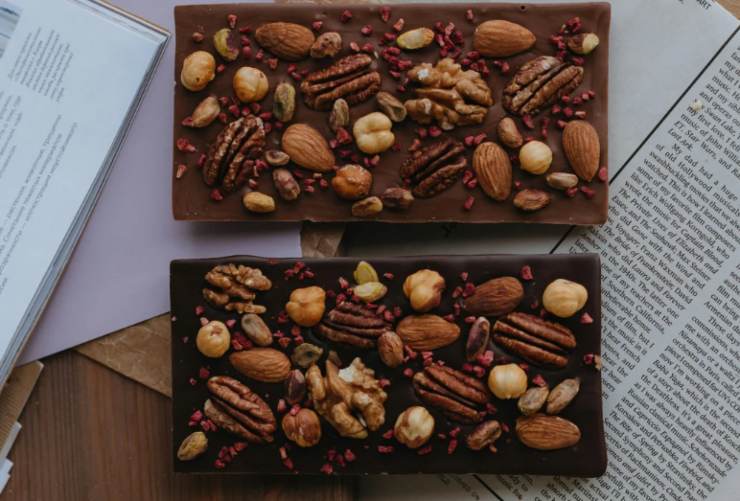 Lasciamo raffreddare del tutto e poi mettiamo in frigo la nostra teglia. Facciamo rassodare il cioccolato per circa un’ora, quindi riprendiamo la teglia e andiamo a tagliare a quadretti o rettangolini. Le nostre barrette sono pronte da gustare!