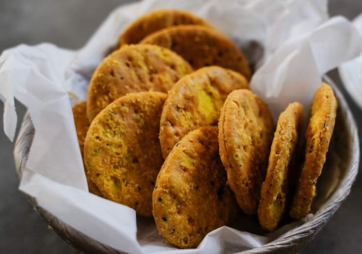Tagliamo i biscotti nella forma che preferiamo e sistemiamo su di una teglia da forno foderata. Cuociamo a 180 gradi per un quarto d’ora e una volta dorati i biscotti lasciamoli raffreddare del tutto prima di gustare.
