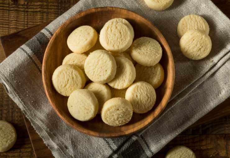 Sistemiamo i biscotti su una teglia foderata con carta da forno e cuociamo a 180 gradi per un quarto d’ora, finché saranno ben dorati. Lasciamo raffreddare del tutto ed eccoli pronti da sgranocchiare.