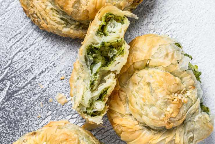 Al centro di metà dei cerchi sistemiamo un cucchiaio o due di spinaci e poi ricopriamo con gli altri cerchi sigillando i bordi, formando una sorta di panini. Adagiamo in una teglia da forno e spennelliamo con il tuorlo d’uovo sbattuto con sale e pepe. Cuociamo a 180 gradi per 15 minuti et voilà: pronti da servire.