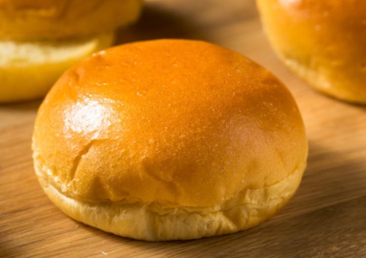 Riprendiamo il panetto trascorso questo tempo e andiamo a dividere in porzioni più piccole a cui dovremo dare la forma di palline che adageremo in una teglia da forno foderata. Copriamo con un canovaccio e lasciamo riposare altri 40/45 minuti prima di spennellare la superficie con tuorlo sbattuto col latte e infornare a 200 gradi per 15 massimo 20 minuti.