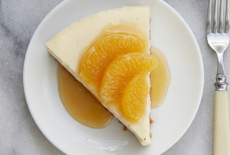 Uniamo la panna alla crema senza smontarla, usando un cucchiaio e lavorando dal basso verso l’altro. Riprendiamo la base dal frigorifero e versiamo sopra la crema, livellando per bene. Rimettiamo in frigo per 3 o 4 ore, lasciando rassodare e poi eliminiamo la cerniera e decoriamo a nostro gusto.