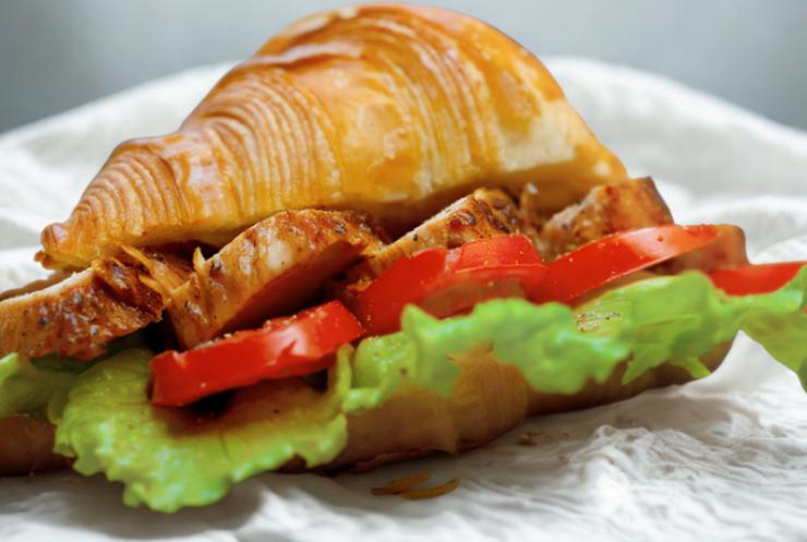 Cuociamo in forno a 180 gradi per circa 15 minuti, fino a quando la sfoglia si sarà ben dorata. Lasciamo intiepidire i cornetti prima di tagliarli a metà e farcirli come più ci piace: sfiziosi e irresistibili, sono perfetti anche per la merenda dei nostri bimbi.