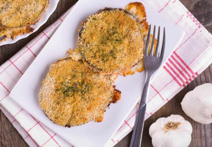 Quando l’olio sarà ben caldo andiamo a immergere le fettine di melanzane nella padella e lasciamo dorare un lato e poi l’altro. Sgoccioliamo su carta assorbente e, se occorre, insaporiamo con un pizzico di sale.