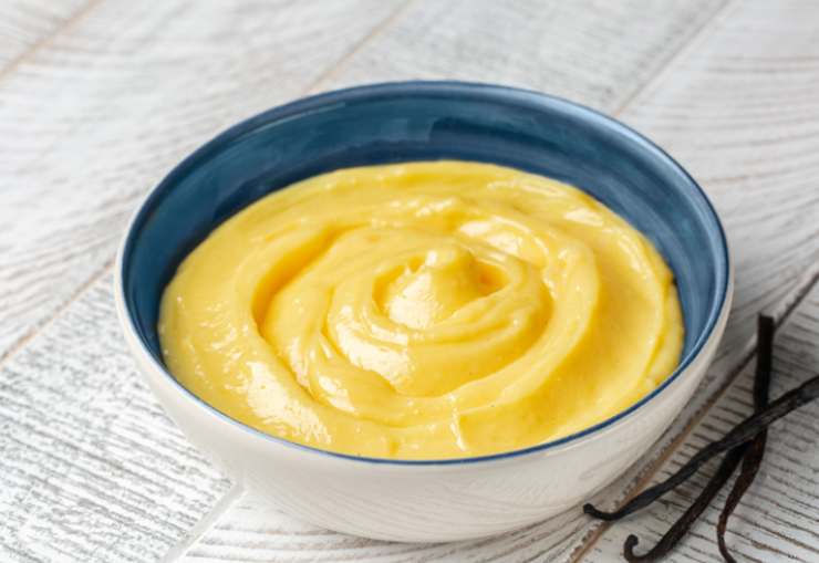 Teniamo la fiamma bassissima e rimescoliamo con un mestolo di legno fino a quando la nostra crema non inizierà ad addensare: spegniamo la fiamma e lasciamo raffreddare sempre rimescolando di tanto in tanto. Una volta fredda e soda sarà pronta da usare.