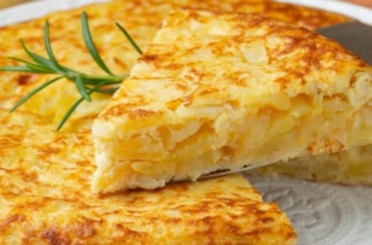 A questo punto le cipolle saranno cotte e andremo a riversare il composto di uova nella padella, avendo cura di livellare bene. Faremo quindi cuocere con il coperchio prima un lato e poi l’altro. Quando entrambi i lati della frittata saranno ben dorati potremo spegnere la fiamma e sistemare in un piatto.