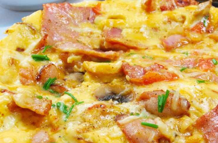 Quando la padella sarà calda versiamo il composto ottenuto e abbassiamo leggermente la fiamma: copriamo con un coperchio e lasciamo cuocere il tempo necessario a dorare il primo lato. Capovolgiamo e lasciamo cuocere anche il secondo lato. Quando la frittata sarà ben dorata spegniamo la fiamma e sistemiamo in un piatto, aggiustando con un pizzico di sale se occorre.